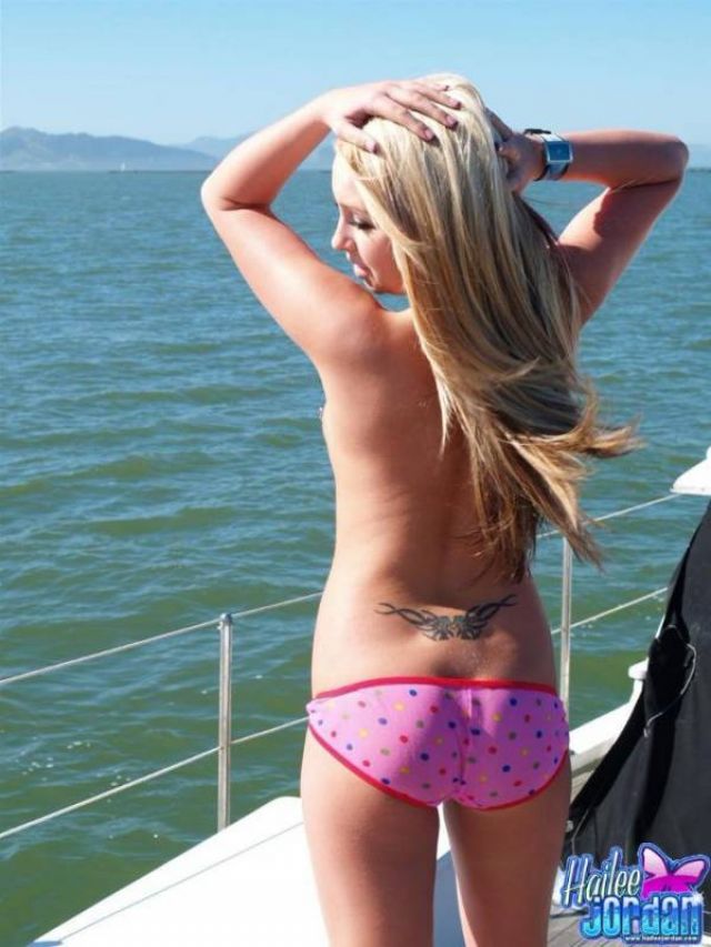 Hailee Jordan голая на яхте
