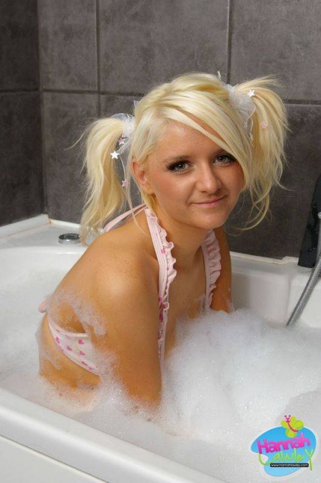 Hannah Lawley моется в ванной