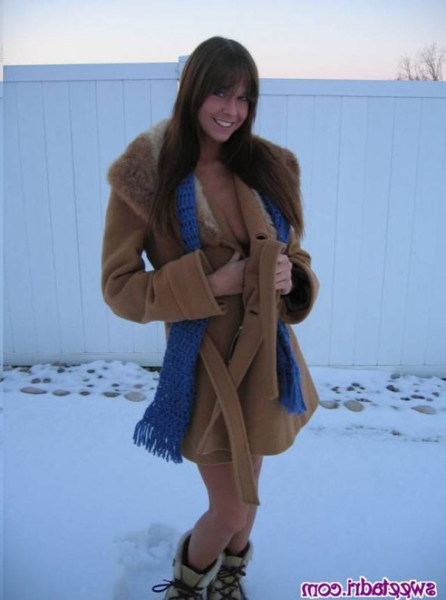 Adrienne Manning голая зимой на улице